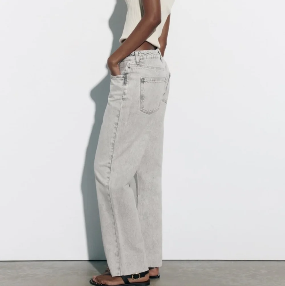 Zara High Waisted Straight leg Jeans - Picture 4 of 11